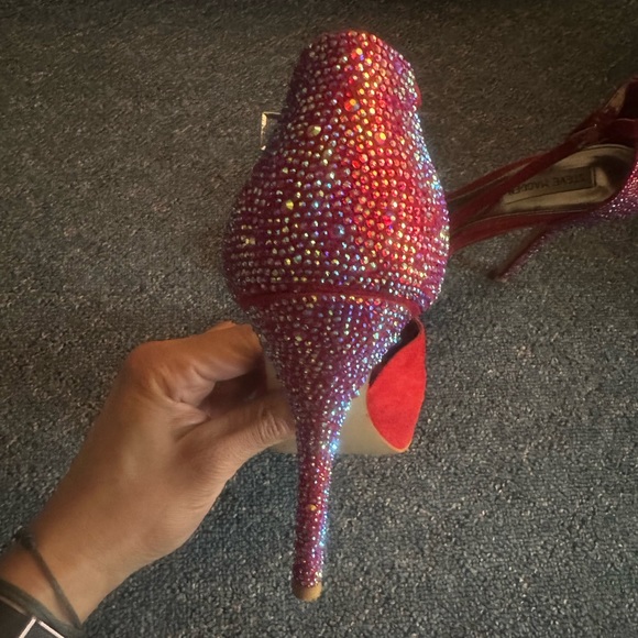 Beautiful Steve Madden red heel with swarovski. - Picture 3 of 6